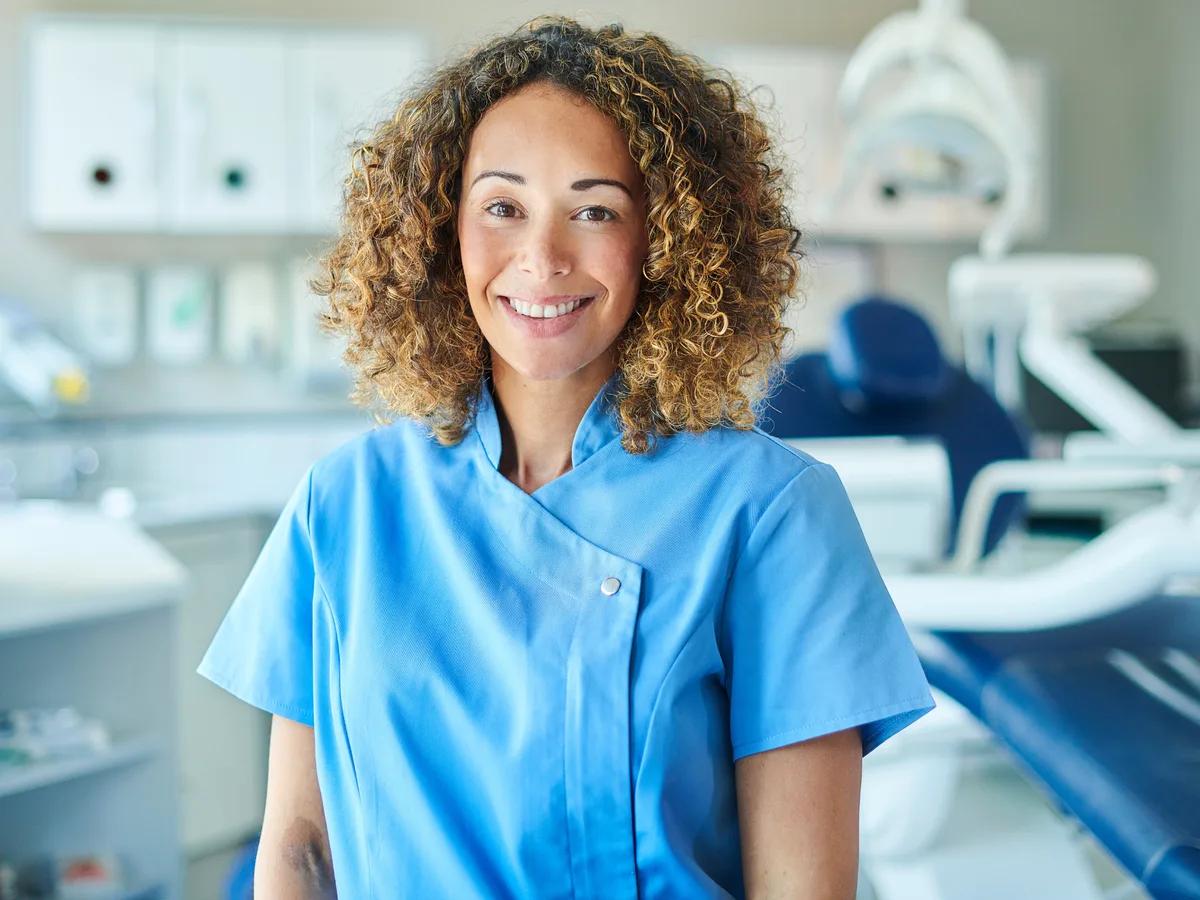 Dentalfachkraft in einer modernen Zahnarztpraxis im Grossraum Zürich