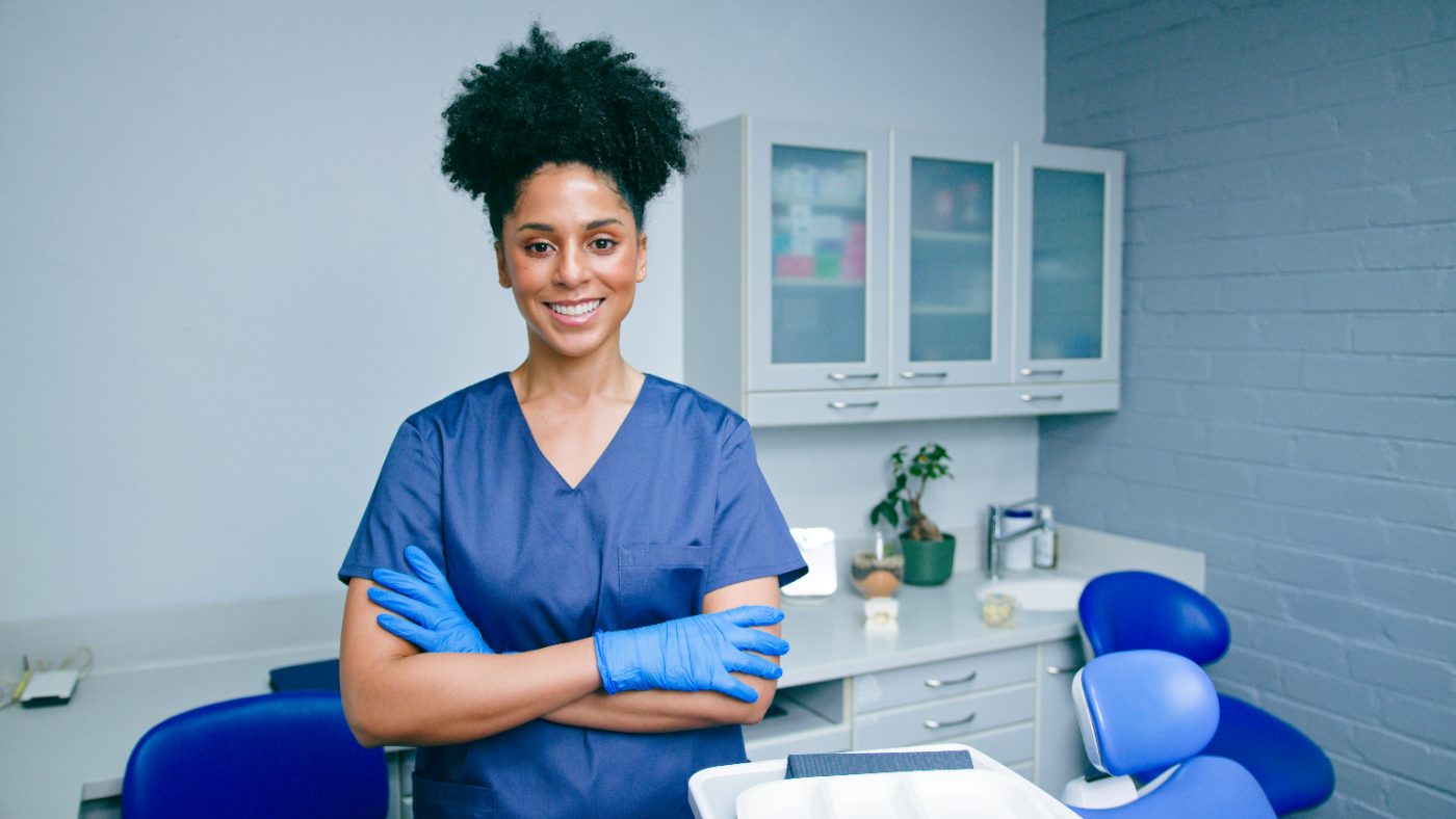 Dentalfachkraft in einer Zahnarztpraxis
